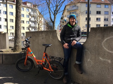 Andreas und sein mobiles E-Bike. Ein kurzer Stop am Goetheplatz.