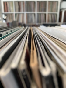 Mainrecords beherbergt ca. 100.000 kategorisierte Schallplatten (und es werden täglich mehr)